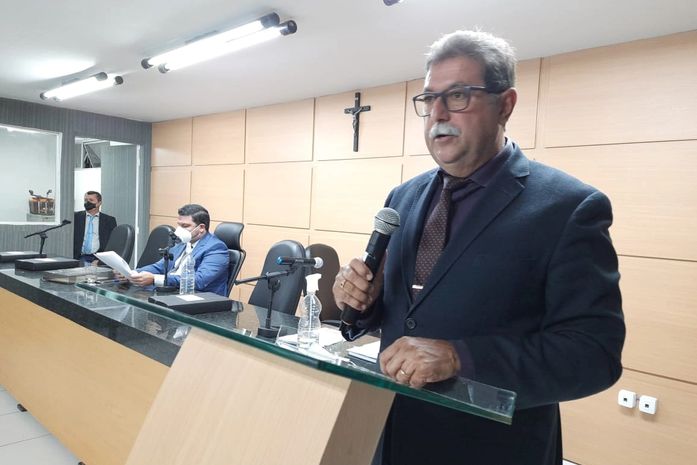 Vereador Melquisedec de Oliveira diz que poste na rua Salustiano Vieira de Melo, no bairro Bom Sucesso, ameaça cair sobre uma casa