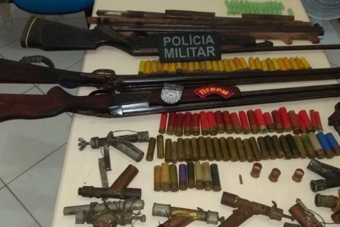 Polícia apreende 'arsenal' em residência na zona rural de Penedo