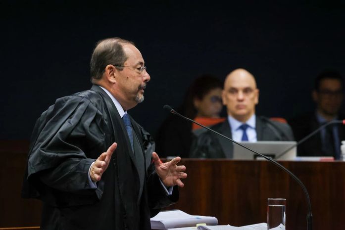 Moraes e Dino votam para condenar Bolsonaro e mais 7 por golpe de Estado; placar é de 2 a 0