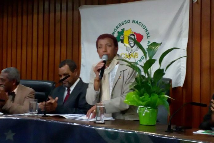 "A democracia está sendo despedaçada e precisamos tomar uma atitude"-falou em discurso, a deputada estadual por São Paulo, Leci Brandão.