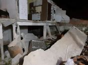 Laje da residência desabou e atingiu imóveis vizinhos.