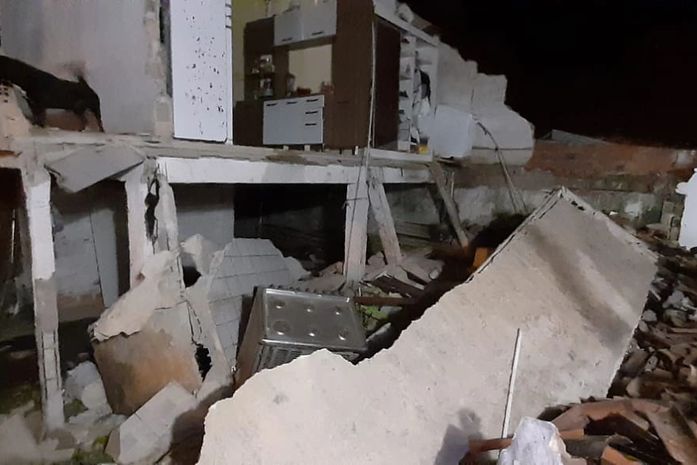 Laje da residência desabou e atingiu imóveis vizinhos.