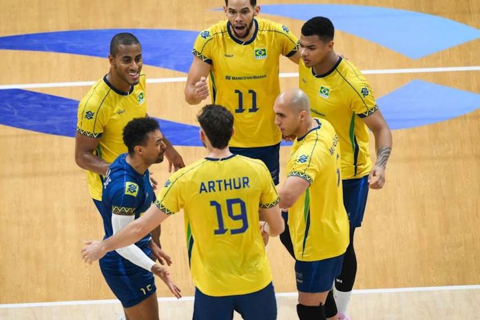 Seleção brasileira masculina tem trabalho, mas vence a China na estreia do Mundial de vôlei