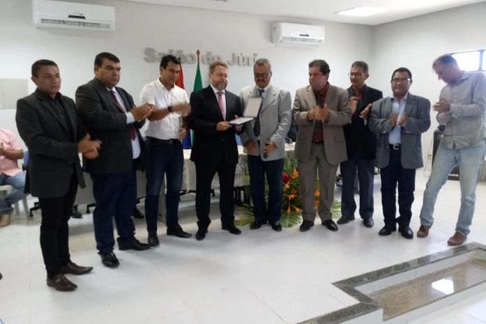 Dr. Anderson Barbosa entre os nove vereadores de Chã Preta que apoiaram o Título por indicação de Sinval Clemente