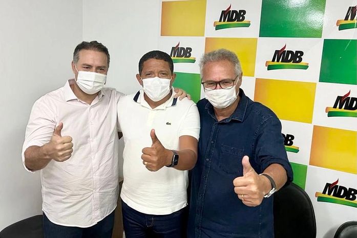 Júlio Cezar entre os Calheiros em reunião ocorrida na noite desta quinta-feira, 27 em Maceió
