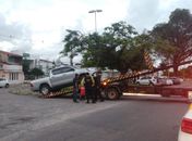 Fiscalização recolhe veículos estacionados irregularmente em locais proibidos.