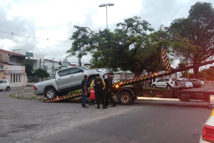 Fiscalização recolhe veículos estacionados irregularmente em locais proibidos.