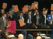 Claque festeja Renan Calheiros e xinga senadores de PT e PCdoB