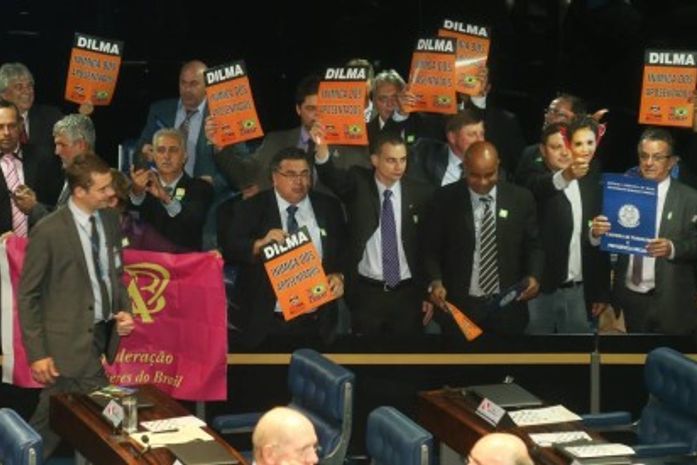 Claque festeja Renan Calheiros e xinga senadores de PT e PCdoB