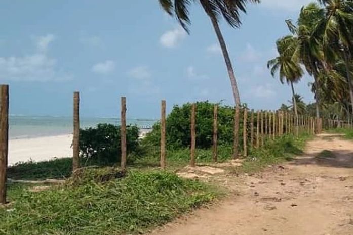 Praias estão sendo cercadas e acesso é restrito no litoral norte de Alagoas
