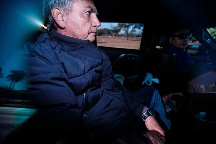 PF encontra pen drive escondido em banheiro da casa de Bolsonaro e petição de rede social contra Moraes