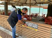 Com risco de desabamento, barraca na orla de Ponta Verde é interditada 