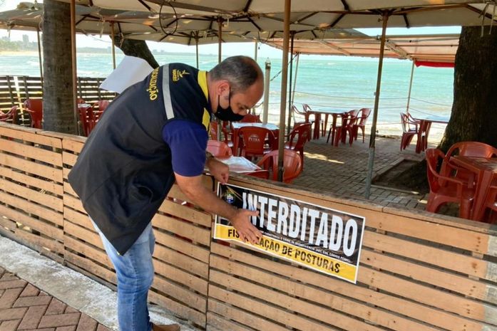 Com risco de desabamento, barraca na orla de Ponta Verde é interditada
