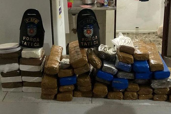 Cocaína e maconha foram apreendidas na residência do jovem.