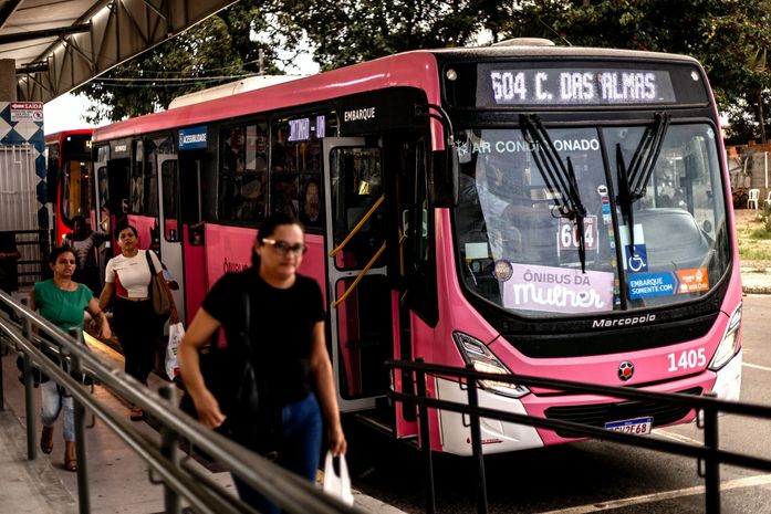 Ônibus exclusivo para mulheres já soma mais de 8 mil embarques na primeira semana em Maceió
