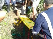 Carro cai em ribanceira e cinco pessoas ficam feridas em São Miguel dos Campos 