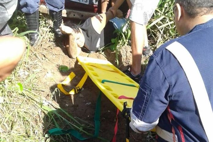 Carro cai em ribanceira e cinco pessoas ficam feridas em São Miguel dos Campos