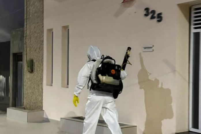 Setor de Endemias intensifica combate ao Aedes aegypti com uso de bombas costais em Delmiro Gouveia