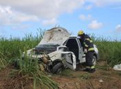 Motorista fica ferido após veículo capotar e cair em ribanceira, na BR-104