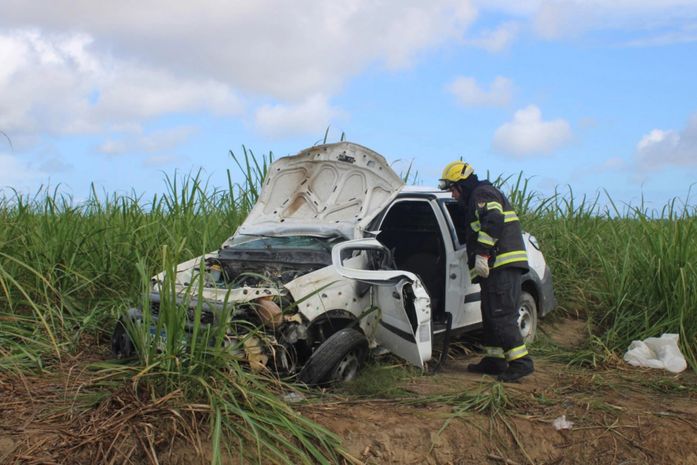 Motorista fica ferido após veículo capotar e cair em ribanceira, na BR-104