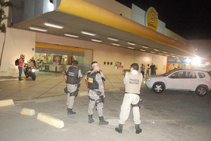 Agentes da Segurança Pública realizam levantamentos (Foto: Guilherme Carvalho Filho)