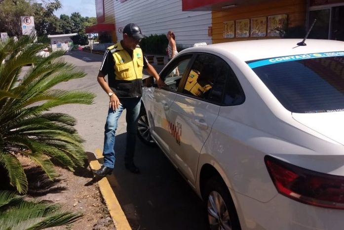 SMTT autua taxistas por má conservação de veículos