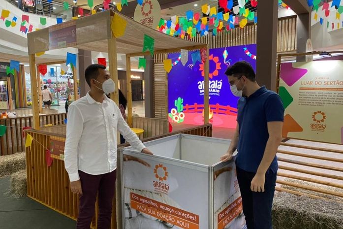 Secretário visitando o local de arrecadação dos agasalhos.