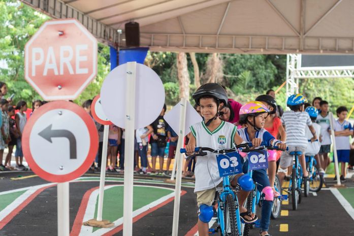 Crianças aprendem sobre normas de trânsito em palestra e circuito promovidos pelo Detran