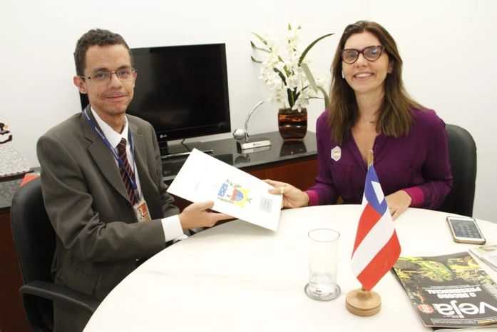 Deputada estadual Jó Pereira (MDB) entregou uma carta endereçada ao senador Angelo Coronel (PSD-BA),