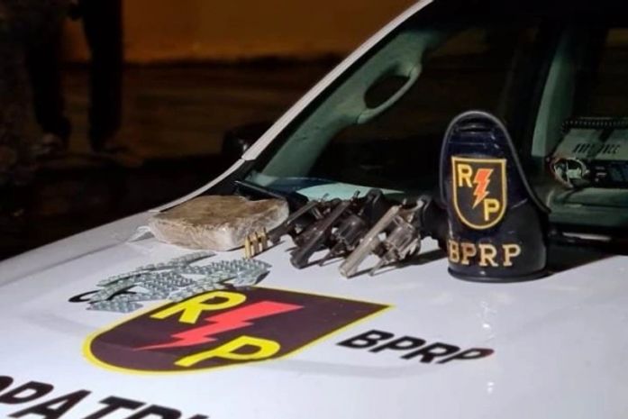 PM prende acusados e apreende armas de fogo e drogas em várias regiões de Alagoas