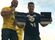 Flávio Bolsonaro defende dupla que quebrou placa de Marielle