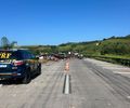 Carreta de material de limpeza capota e interdita faixa da BR-104, em Pilar