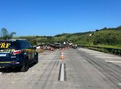 Carreta de material de limpeza capota e interdita faixa da BR-104, em Pilar