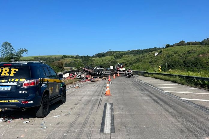 Carreta de material de limpeza capota e interdita faixa da BR-104, em Pilar