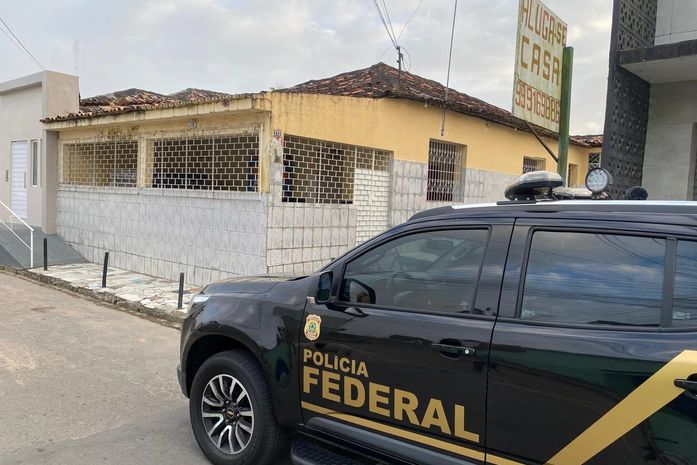PF prende suspeitos e bloqueia R$ 500 mil em operação contra fraudes na Caixa em Alagoas