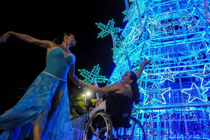 Árvore dançante ilumina o Natal na Praça Multieventos