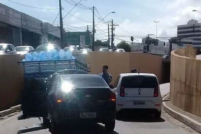 Colisão entre caminhão e carro de passeio é registrada na Ladeira Geraldo Melo