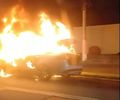 Carro fica totalmente destruído após incêndio na Durval de Góes Monteiro; veja vídeo