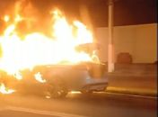 Carro fica totalmente destruído após incêndio na Durval de Góes Monteiro; veja vídeo
