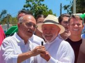 Prefeito Ronaldo Lopes recebe do presidente Lula as chaves da nova ambulância do Samu destinada a Penedo