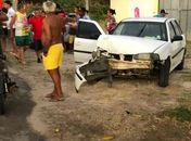Motorista fica ferida após colidir carro com ônibus e poste na Barra Nova