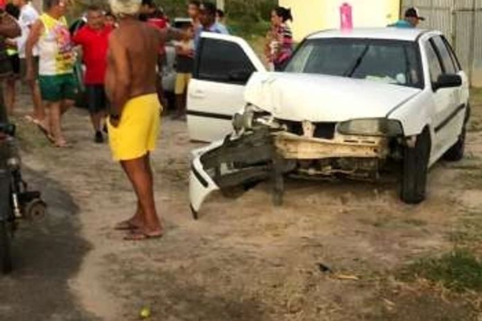Motorista fica ferida após colidir carro com ônibus e poste na Barra Nova