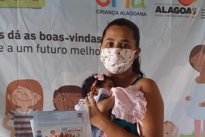 Assistência de Santana do Mundaú entrega cartões a 45 novas mamães inseridas no CRIA