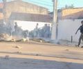 Troca de tiros entre PMs e suspeitos de crimes deixa uma mulher e duas crianças feridas na parte alta de Maceió; moradores fecham via em protesto