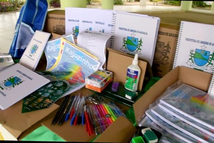 Prefeitura de Limoeiro de Anadia entrega mais de 6 mil kits escolares a alunos e professores