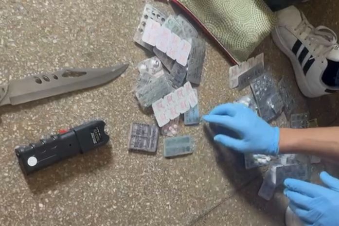 Polícia apreende medicamentos controlados em residência ligada a clínica onde esteticista morreu
