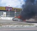 Carro pega fogo e assusta motoristas na Avenida Siqueira Campos