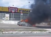 Carro pega fogo e assusta motoristas na Avenida Siqueira Campos