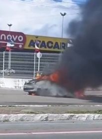 Carro pega fogo e assusta motoristas na Avenida Siqueira Campos