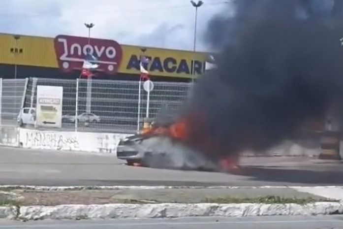 Carro pega fogo e assusta motoristas na Avenida Siqueira Campos